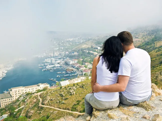 2337 couple kissing beach