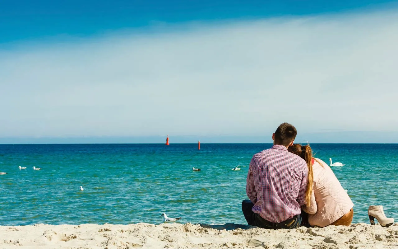 2354 couple beach sunset