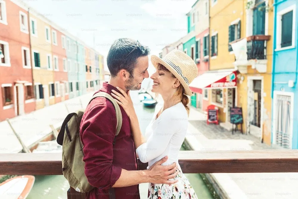 /img/2354-romantic-dinner-couple.webp