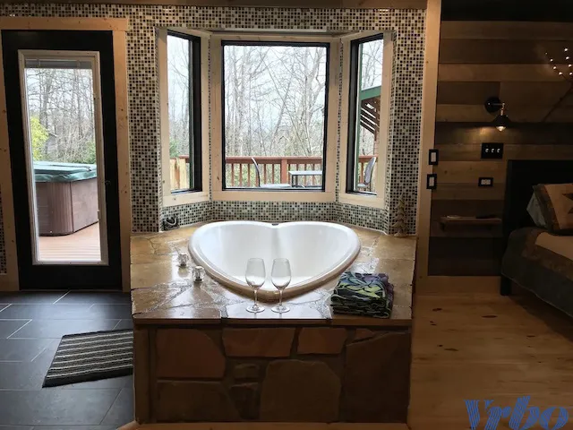 2389 gatlinburg honeymoon suite jacuzzi