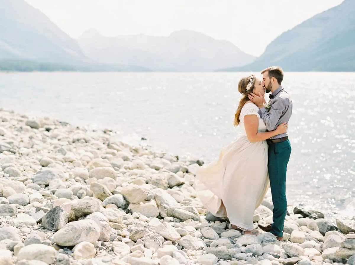 2399 couple hiking canadian rockies