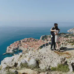 /img/2404-couple-beach-croatia.webp