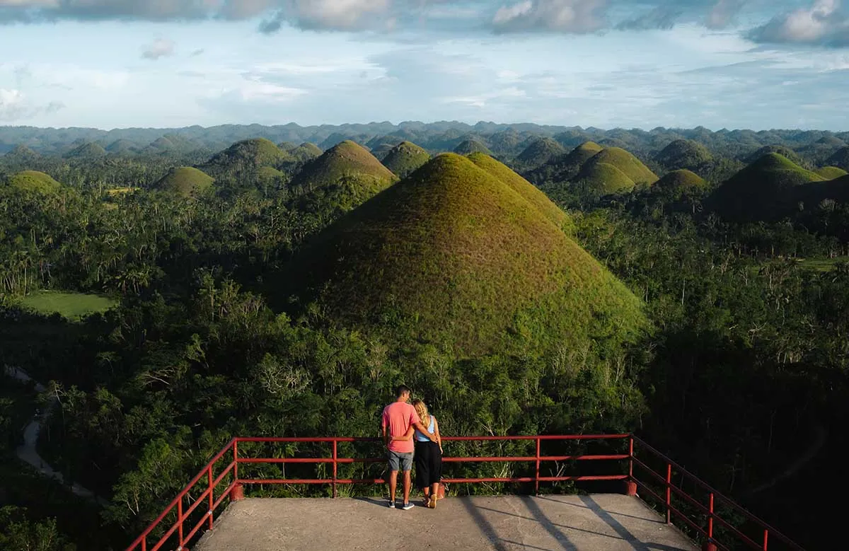 /img/2414-philippines-honeymoon-couple.webp