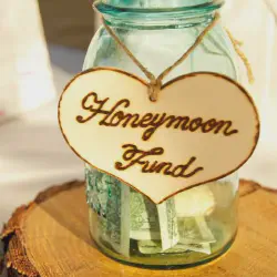 /img/2422-managing-honeymoon-fund.webp