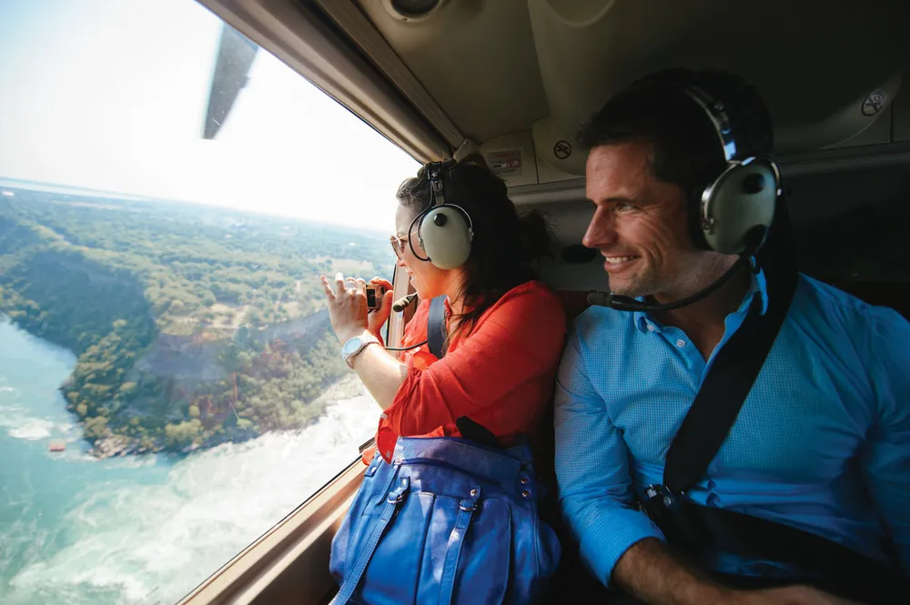 2461 niagara falls honeymoon couple