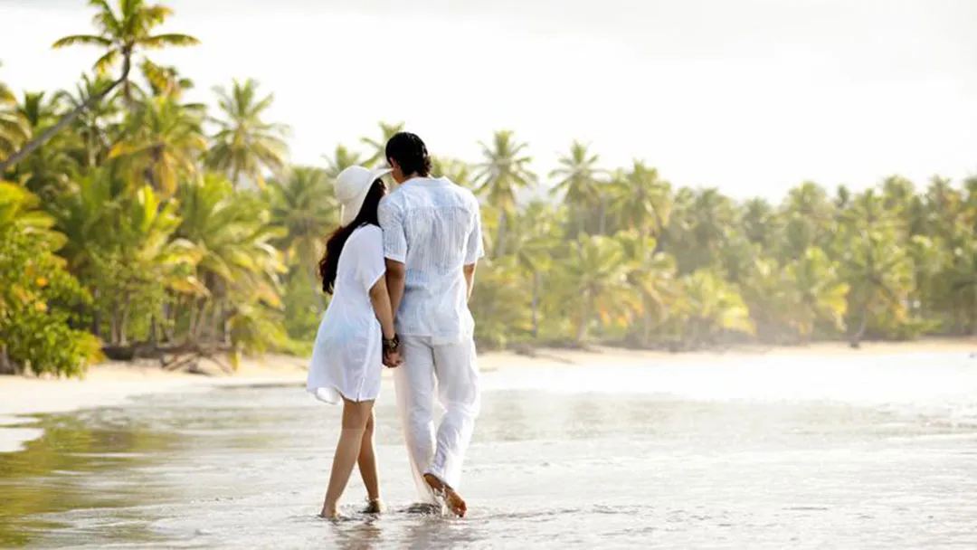 2471 couple beach