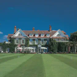 /img/2497-seaside-town-england.webp
