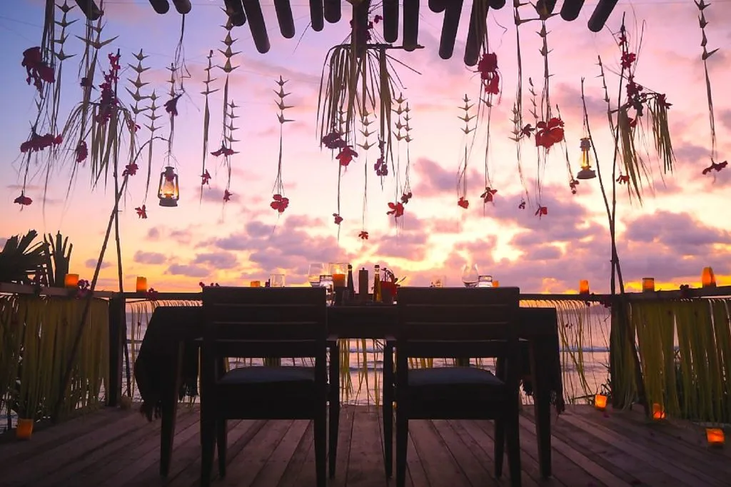 /img/2504-romantic-dining-wisconsin.webp