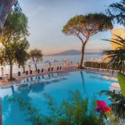 /img/2522-sorrento-honeymoon-hotels-room.webp