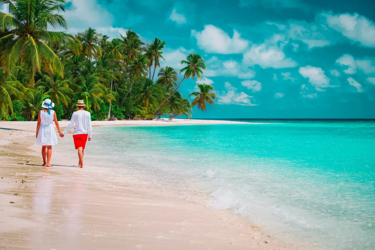 2562 anjuna beach couples