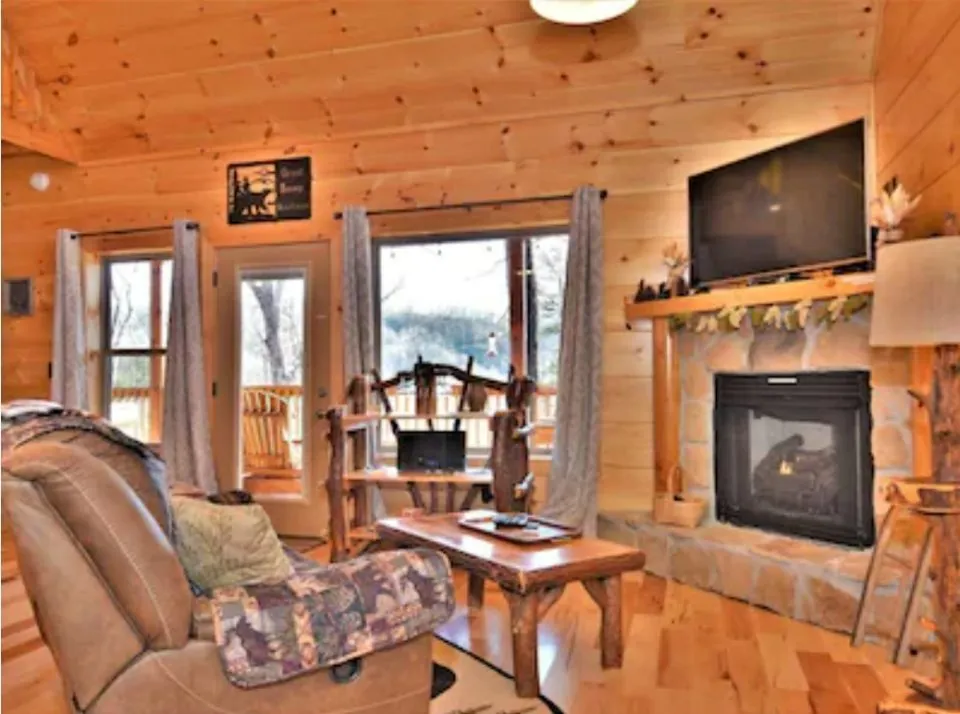 /img/2570-cabin-kitchen.webp