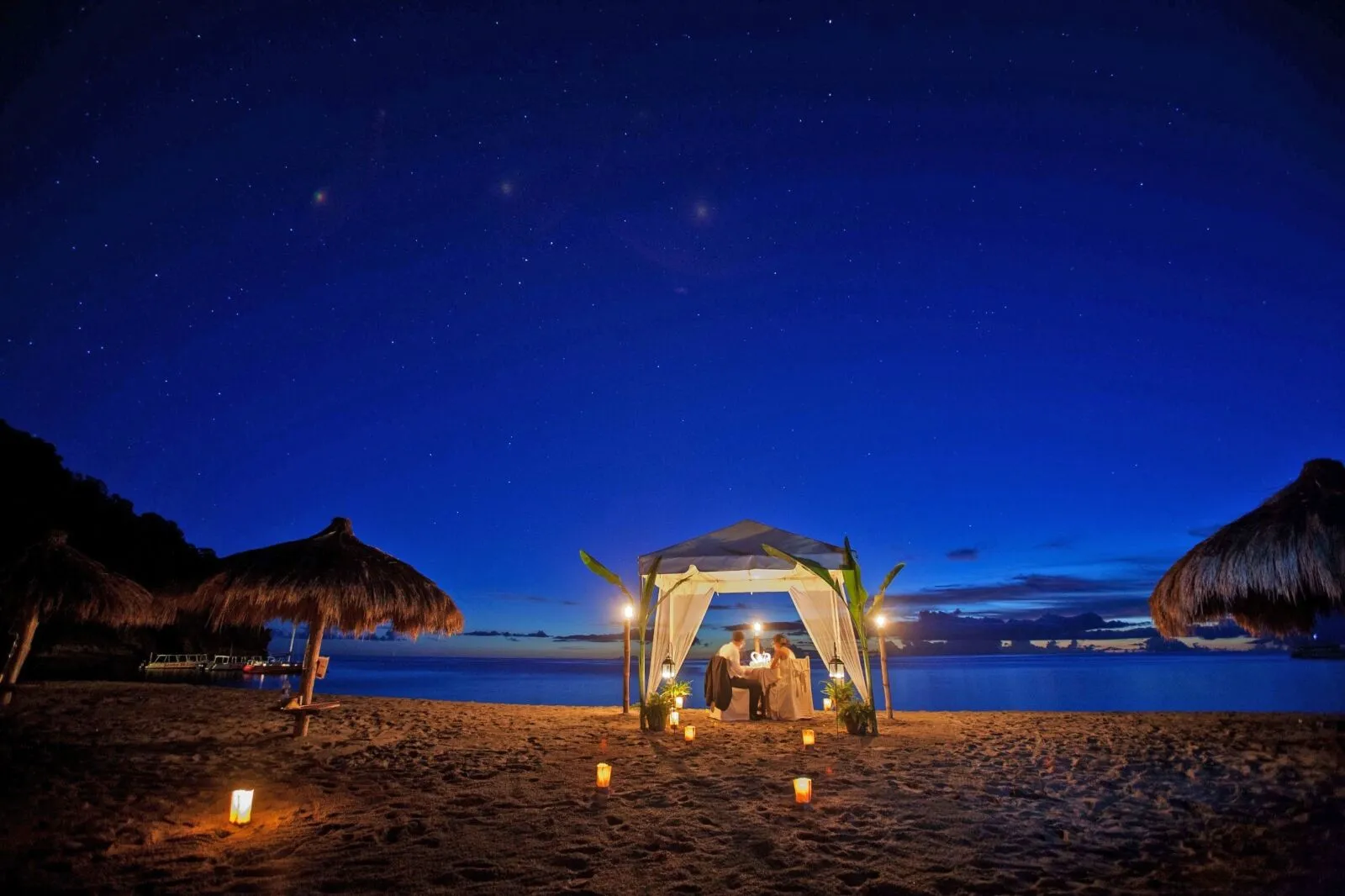 2596 honeymoon couple dinner