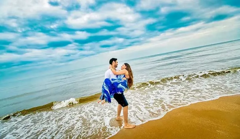 2613 couple traveling