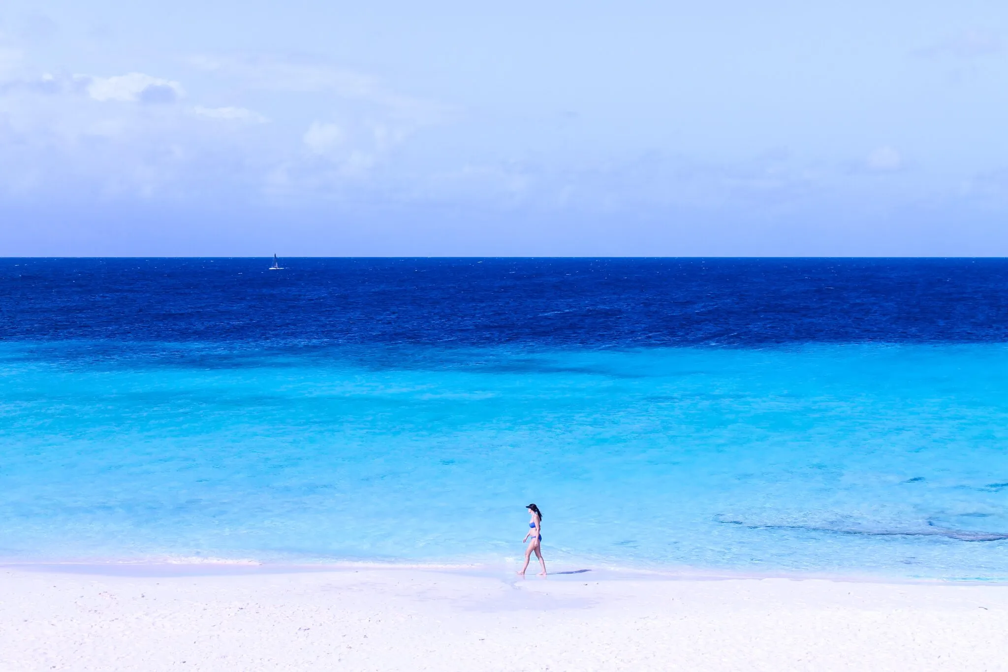 2617 romantic couple beach