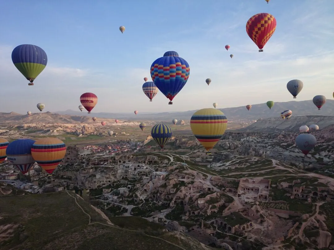 /img/2620-romantic-honeymoon-activities.webp