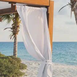 /img/2635-all-inclusive-honeymoon-couple-smiling.webp